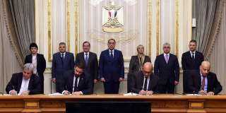رئيس الوزراء يشهد توقيع اتفاقية المساهمين بين قناة السويس وشركات ”V” اليونانية