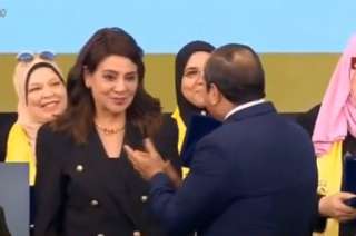 بالفيديو.. .. الرئيس السيسي يكرم عظيمات مصر ويمنحهم وسام الكمال وشهادة التقدير