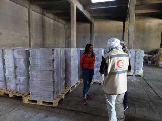 الهلال الأحمر الإماراتي يوزع المساعدات الرمضانية على متضرري زلزال سوريا