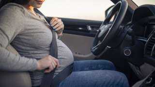 دراسة تحذر الحوامل من خطر مضاعفات خطيرة جراء قيادة السيارة