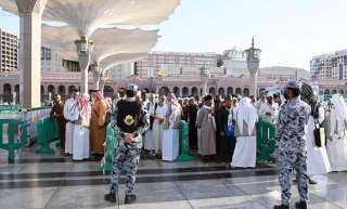 ٦٠ ممراً لتنظيم عبور مئات الآلاف من المصلين إلى أرجاء المسجد النبوي خلال ساعات