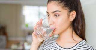 فوائد الغرغرة بالمياه المالحة.. منها علاج التهاب الحلق