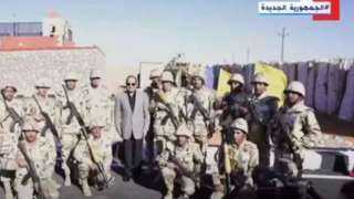 الرئيس السيسي يلتقط صورة تذكارية مع مقاتلي الجيشين الثاني والثالث الميدانيين