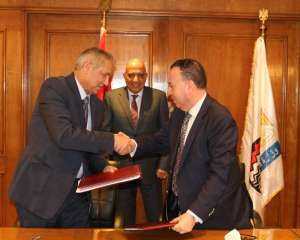‬ عصمت يشهد توقيع اتفاق تسوية بين شركة ”النيل لحليج الأقطان” والقابضة للتشييد والتعمير