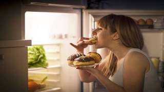 هل تناول وجبات العشاء المتأخرة يضر بصحتنا فعلا؟