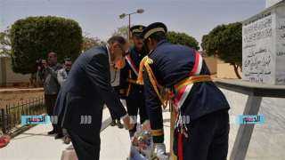 محافظ أسيوط يضع إكليلًا من الزهور على النصب التذكاري لشهداء قرية بني عديات