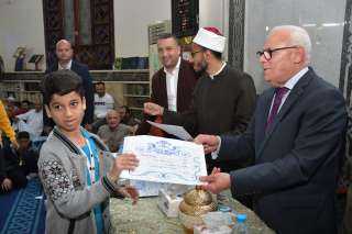 محافظ بورسعيد يكرم حفظة القرٱن الكريم بمسجد الحسين