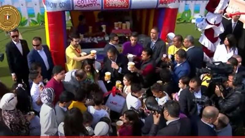   الرئيس السيسي يحتفل مع أطفال الشهداء بعيد الفطر