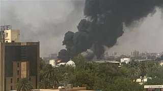 السودانيون يستقبلون عيد الفطر وسط دوي الانفجارات وقذائف الطائرات