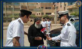 بمناسبة عيد الفطر المبارك.. رجال الشرطة يشاركون المواطنين الإحتفال بالعيد ويقوموا بتوزيع الهدايا عليهم