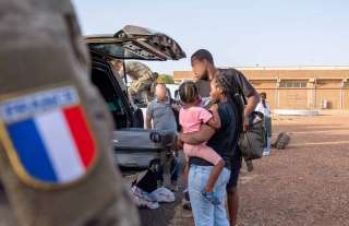 فرنسا تجلي 538 شخصا من السودان