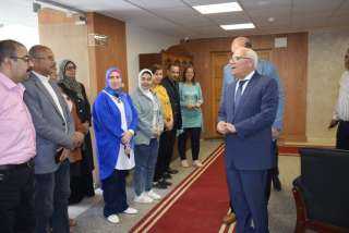 محافظ بورسعيد يلتقي بالعاملين داخل مجلس مدينة بورفؤاد