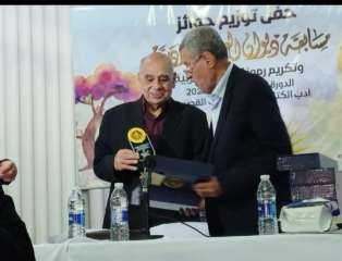 تكريم الدكتور أحمد الخميسى بصفتة حكما في مسابقة القصص التي نظمتها مجموعة ديوان العرب