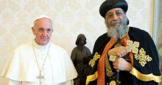 البابا تواضروس يقدم أجزاء من ملابس شهداء الأقباط فى ليبيا هدية لبابا الڤاتيكان