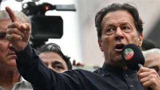 المحكمة العليا الباكستانية تبطل حكم توقيف رئيس الوزراء السابق عمران خان