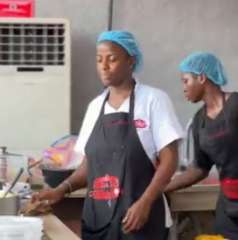 بالفيديو.. نيجيرية تسعى لتحطيم الرقم القياسي في الطهي المتواصل
