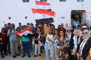 سياح الباخرة العملاقة COSTA PACIFICA  يرفعون علم مصر فور وصولهم ميناء بورسعيد