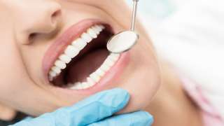 طبيب أسنان يكشف عن 4 أطعمة لا ينبغي تناولها لصحة أسنان جيدة