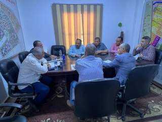 رئيس جهاز ” ملوي الجديدة ” يجتمع بمسئولي الشركات العاملة بالمدينة لدفع العمل بالمشروعات