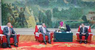 رئيس المنطقة الاقتصادية يلتقي عمدة مدينة تيانجين الصينية لبحث التعاون المشترك