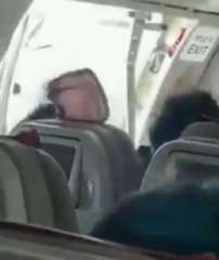 بالفيديو.. راكب يكشف سببا غريبا وراء فتح باب طائرة أثناء تحليقها