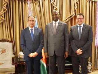 سفير مصر في جوبا يلتقي نائب رئيس جمهورية جنوب السودان لقطاع البنية التحتية