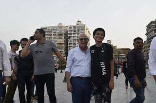 محافظ بورسعيد يزور ساحة مصر يرافقة الاعلامي خيري رمضان ويلتقي بالزائرين من أبناء بورسعيد والمحافظات الأخرى