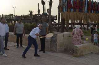 محافظ بورسعيد يشارك رواد الشاطىء رياضة ”الراكيت”