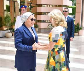 السيدة انتصار السيسى تودّع قرينة الرئيس الأمريكى بعد انتهاء زيارتها لمصر