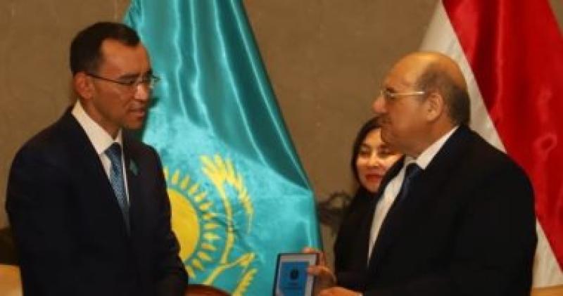 رئيس الشيوخ يتسلم  وسام الصداقة من نظيره بكازخستان