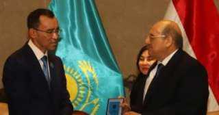 رئيس الشيوخ يتسلم وسام الصداقة من نظيره بكازاخستان
