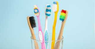 خبراء: خطر قاتل قد يهدد من يستخدم فرشاة الأسنان بشكل خاطئ