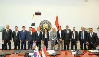 التعاون الدولي والسفارة الكورية توقعان اتفاق تمويل بـ460 مليون دولار لتوريد 40 قطارا