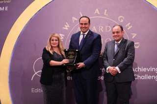 قمة مصر للأفضل تكرم ”رئيس هيئة الرعاية الصحية” بجائزة الإنجاز المؤسسي للقيادة الاستثنائية