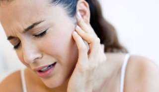 طرق علاج آلام الأذن منزلياً 10 طرق