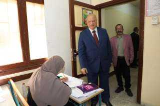 محافظ القاهرة يتفقد لجان امتحانات الثانوية العامة بالنزهة وعابدين ويطمئن على الإجراءات الاحترازية