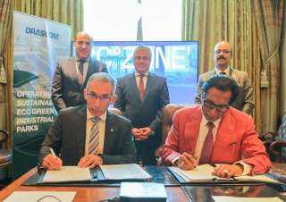 رئيس اقتصادية قناة السويس يشهد توقيع عقد توسعات جديدة لشركة فليكس الهندية داخل أوراسكوم للمناطق الصناعية بالسخنة