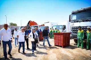 وزيرة البيئة تشهد إصطفاف لنماذج المعدات الخاصة بعمليات جمع ونقل المخلفات داخل مدينة الغردقة