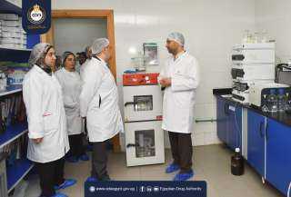 رئيس هيئة الدواء المصرية يشهد متابعة إنتاج ماكينة الأكياس البلاستيكية لتعبئة مستحضرات الحقن المرخصة حديثاً