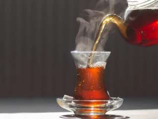 هل يؤثر كوب الشاي على الكوليسترول في الدم؟