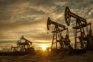 أسعار النفط تتراجع 1.1% متأثرة ببيانات صينية واستئناف ليبيا الإنتاج