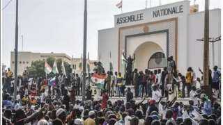 بايدن يطالب المجلس العسكري في النيجر بإطلاق سراح الرئيس بازوم واستعادة الديمقراطية