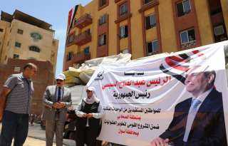 محافظ أسوان يوزع هدايا الرئيس عبد الفتاح السيسى للمواطنين المستفيدين من الوحدات السكنية الجديدة