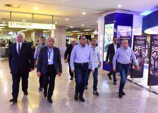 رئيس الوزراء يتفقد عددا من مشروعات التطوير بمطار القاهرة الدولي