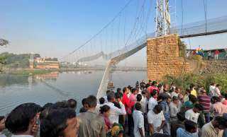 بالفيديو.. مقتل 17 شخصا بعد انهيار جسر بالهند