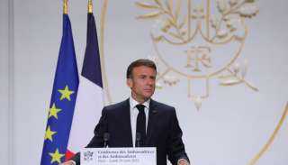 ماكرون: السفير الفرنسي سيظل في النيجر