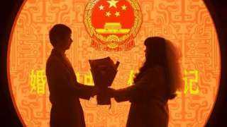 رويترز : الصين تخصص مكافأة للفتاة المتزوجة قبل سن الـ25