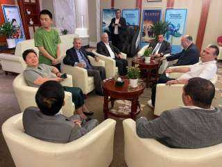 وزير التنمية المحلية يصل إلى مدينة  تشنغتشو  الصينية للمشاركة فى منتدى رؤساء البلديات الدولى حول السياحة