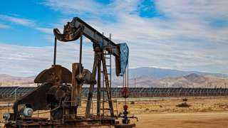 النفط يرتفع وسط توقعات بخفض إمدادات ”أوبك+”