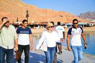 وزيرة البيئة تتفقد الإلتزام باشتراطات ممارسة الأنشطة البحرية بشواطئ شرم الشيخ للحفاظ على التنوع البيولوجي